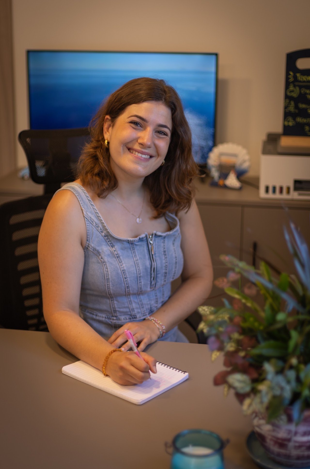 Ilona au bureau de Crete Explorer