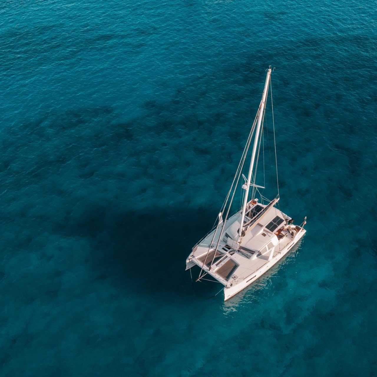 Catamaran sur une eau turquoise près de la Crète