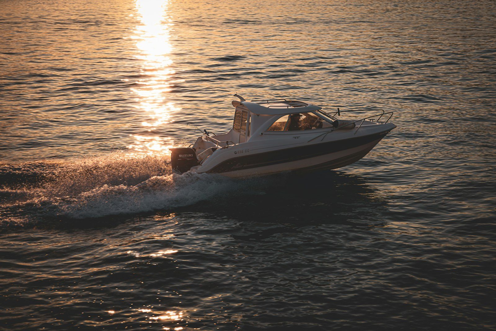 Sortie en bateau au coucher du soleil